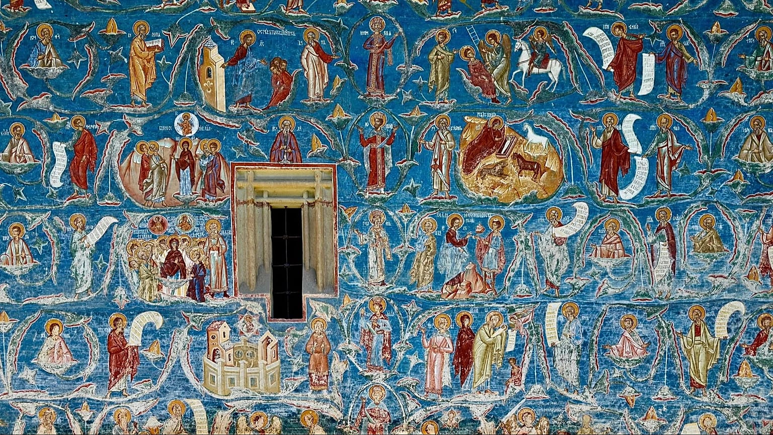 Bucovina, en Rumanía, donde se encuentran lugares como el monasterio de Voroneț, en la foto, ha sido nombrada el destino turístico más infravalorado del mundo