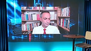 Ev hapsindeki gazeteci Murat Ağırel, YouTube kanalı Onlar TV'deki "Murat Ağırel ile Dosya" isimli programının son yayınını evden gerçekleştirdi.