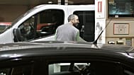 Un hombre llena el depósito de una furgoneta antes de la medianoche, momento en el que entra en vigor una huelga de dos días en las gasolineras; Madrid, en noviembre de 2006.
