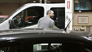Un hombre llena el depósito de una furgoneta antes de la medianoche, momento en el que entra en vigor una huelga de dos días en las gasolineras; Madrid, en noviembre de 2006.