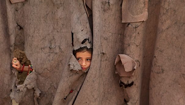 تصویر تزئینی از یک دختر بچه افغان