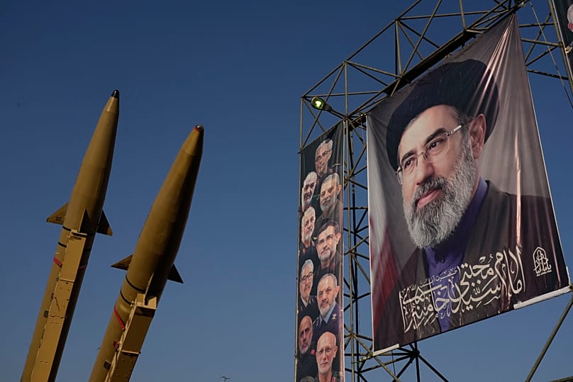 صواريخ إيرانية وصور للمرشد الأعلى مجتبى خامنئي وقادة عسكريين راحلين، خلال معرض عسكري في طهران، في 28 سبتمبر 2026.