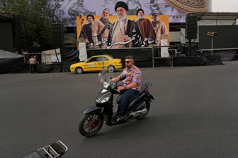 لوحة إعلانية في طهران تحمل صور قيادات إيرانية ولبنانية قُتلت في ضربات إسرائيلية وأمريكية، في 6 أكتوبر 2026.