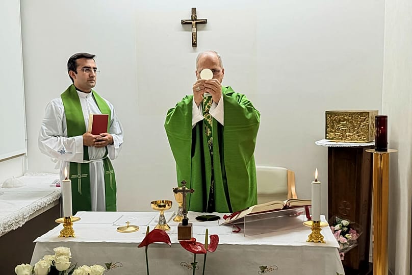 Le pape Léon XIV célèbre la messe à l'hôpital Gemelli de Rome aux côtés de son secrétaire alors qu'il se remet d'une opération pour un cancer du poumon, 16 octobre 2026.