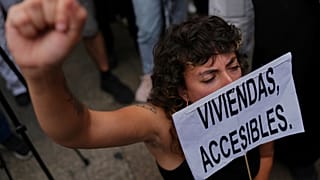 Una activista sostiene una pancarta en la que se lee "vivienda asequible" durante una protesta en Madrid, el 2 de octubre de 2026.