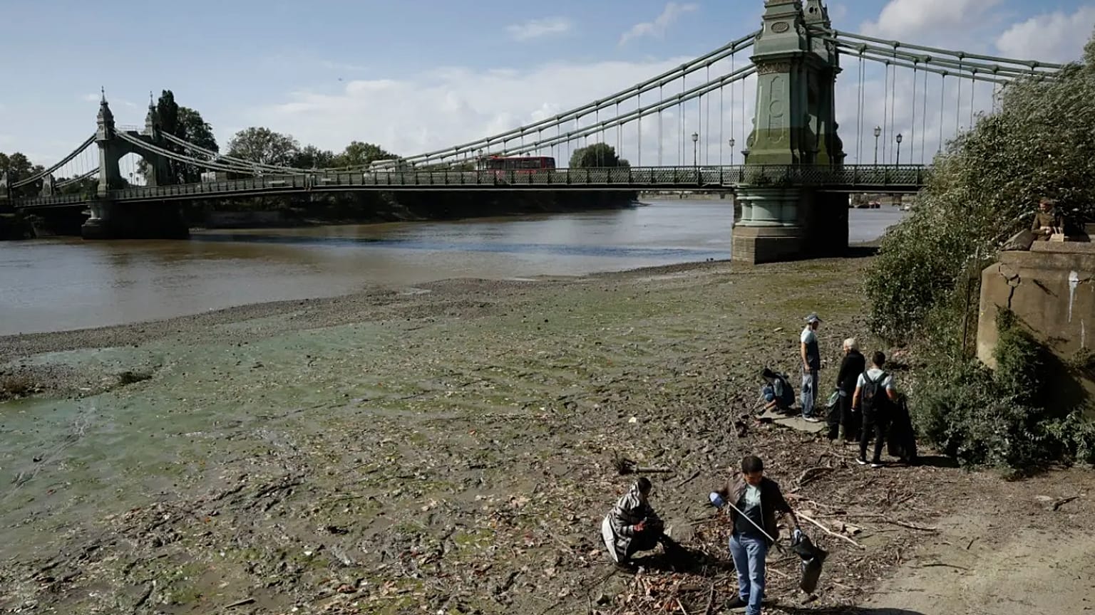 Arşiv: Thames Nehri'nde çevre gönüllülerinin araştırmalarından bir kare.
