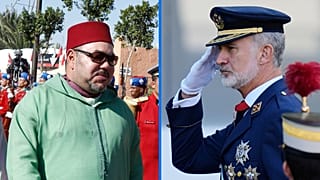 Mohammed VI pasando revista a las tropas el sábado 7 de noviembre de 2015 y Felipe VI, el 12 de octubre de 2026, en el Día de la Hispanidad