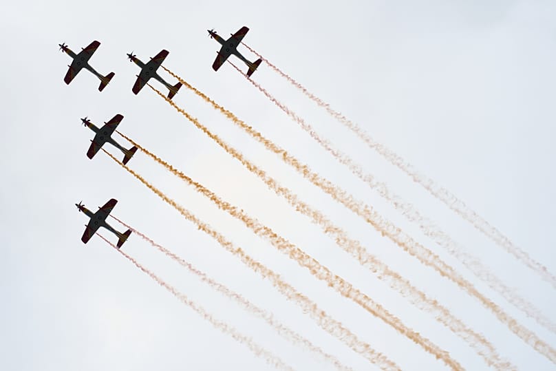 Una serie de aviones 'pintan' la bandera de España en el cielo de Madrid el 12 de octubre de 2025.