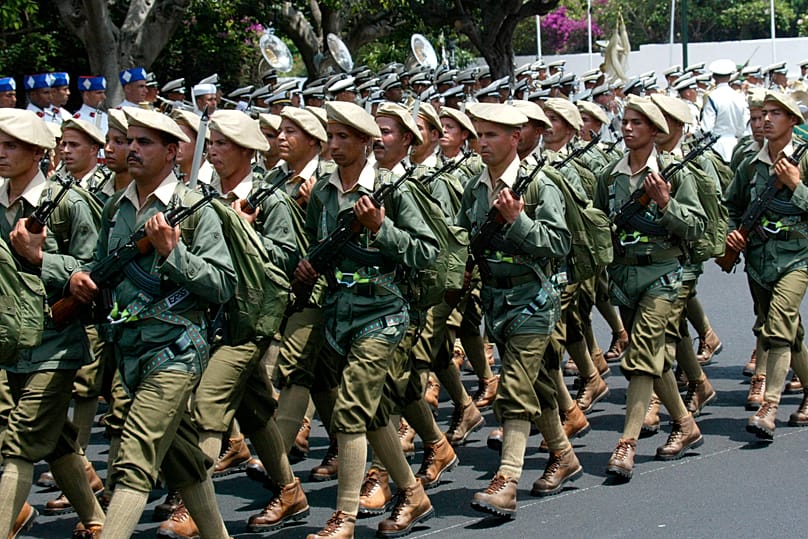 Soldados del ejército marroquí desfilan durante las celebraciones con motivo del 50º aniversario de las Fuerzas Armadas Reales de Marruecos el 14 de mayo de 2006