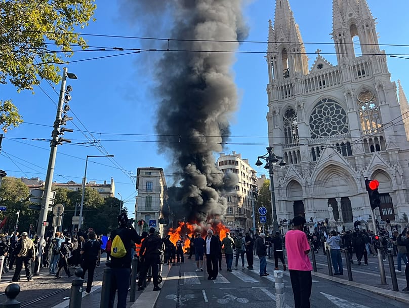 Contenedores ardiendo en Marsella en la mañana de este sábado, 17 de octubre