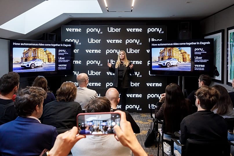 Annie Duvnjak, responsable global de operaciones de movilidad autónoma en Uber, presenta la alianza a los periodistas.