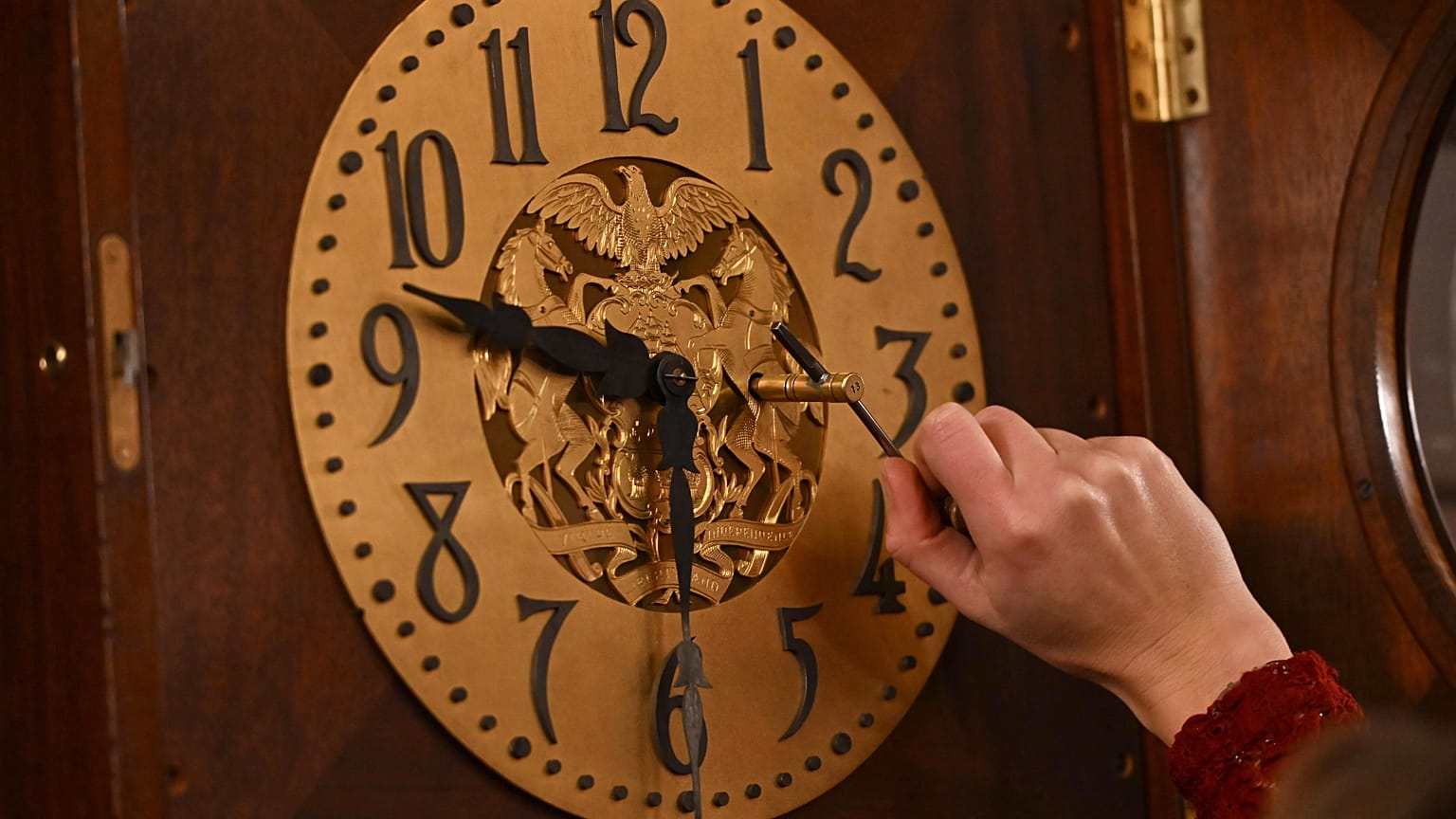 ARCHIVFOTO – Bethany Gill stellt eine Uhr im Sitzungssaal des Obersten Gerichtshofs von Pennsylvania, am 13. Dezember 2024 in Harrisburg, Pennsylvania