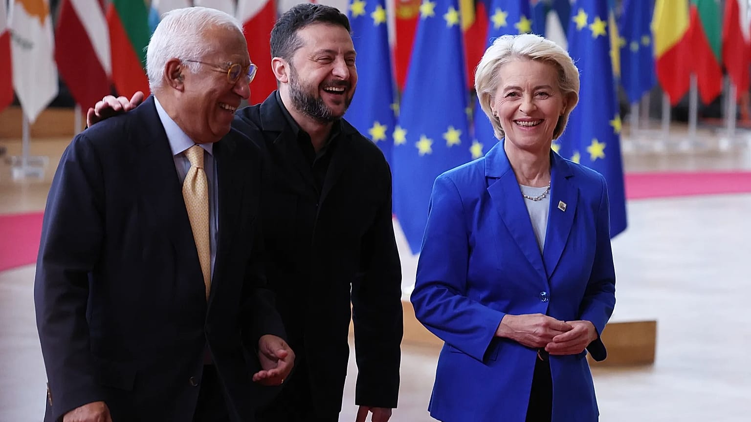 De gauche à droite, Antonio Costa, Volodymyr Zelenskyy et Ursula von der Leyen arrivent au sommet de l'UE