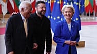 De gauche à droite, Antonio Costa, Volodymyr Zelenskyy et Ursula von der Leyen arrivent au sommet de l'UE