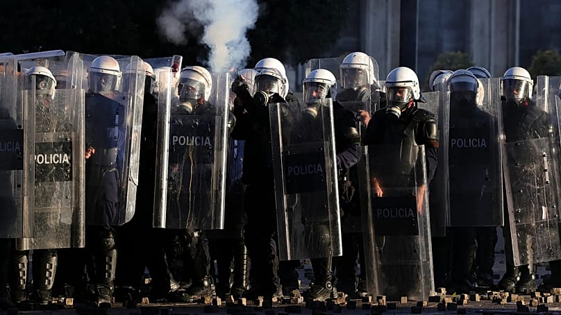 Bereitschaftspolizei setzt Tränengas gegen Demonstrierende bei einer regierungskritischen Kundgebung in Tirana, Albanien, am Freitag, dem 16. Oktober 2026, ein.