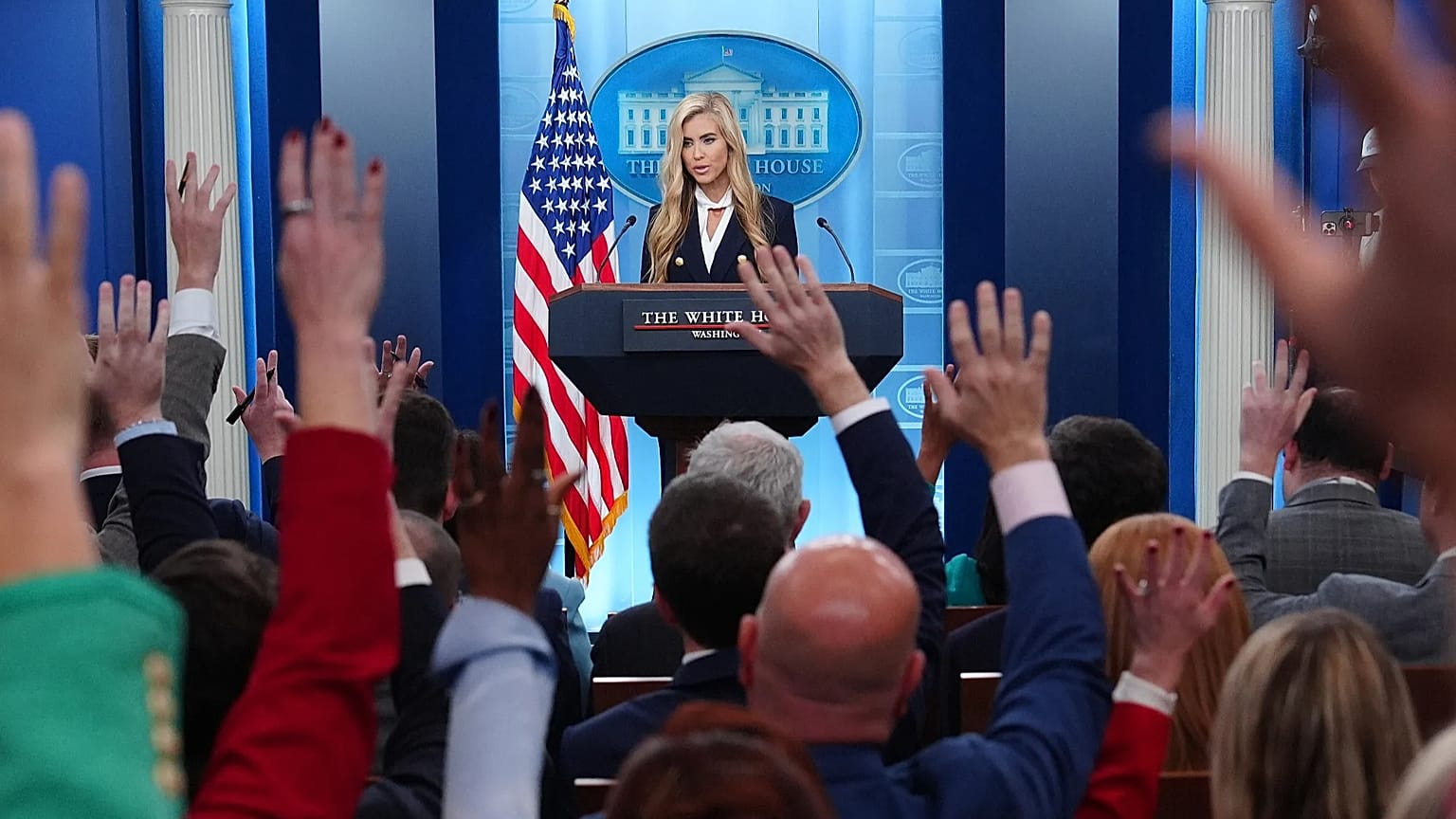 La ahora exportavoz de la Casa Blanca, Katie Zacharia, habla con periodistas durante una rueda de prensa en la Casa Blanca en Washington, el 13 de octubre de 2026.