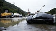 İstanbul'da su baskınında sürüklenen bir araç.