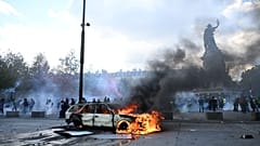 Hayat pahalılığına karşı düzenlenen protestolar sırasında Place de la République Meydanı’nda bir otomobil yanıyor, Paris, 17 Ekim 2026. (AP Photo/Emma Da Silva)