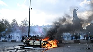 Hayat pahalılığına karşı düzenlenen protestolar sırasında Place de la République Meydanı’nda bir otomobil yanıyor, Paris, 17 Ekim 2026. (AP Photo/Emma Da Silva)