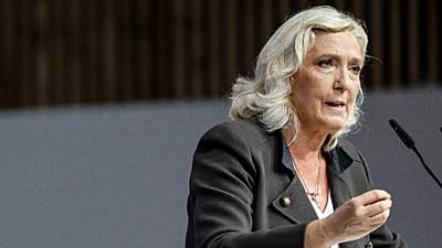 ARŞİV: Fransız aşırı sağ lider Marine Le Pen, 13 Eylül 2026’da Fransa’nın kuzeyindeki Hénin-Beaumont’ta konuşma yaparken.