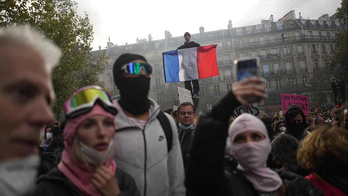 ‘We are here to help,’ say yellow vests on joining student protests ‘We are here to help,’ say yellow vests on joining student protests