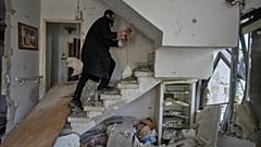 رجل يفحص الأضرار التي لحقت بشقة جاره، بعد يوم من إصابتها بصاروخ إيراني في بني براك، إسرائيل، يوم الأربعاء 25 مارس 2026. (AP Photo/أوهاد زفيجنبرج)