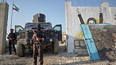 عناصر من قوات الأمن الداخلي الكردية يحرسون نقطة أمنية وسط مدينة كوباني شمالي سوريا، الأحد 13 سبتمبر/أيلول 2026. 