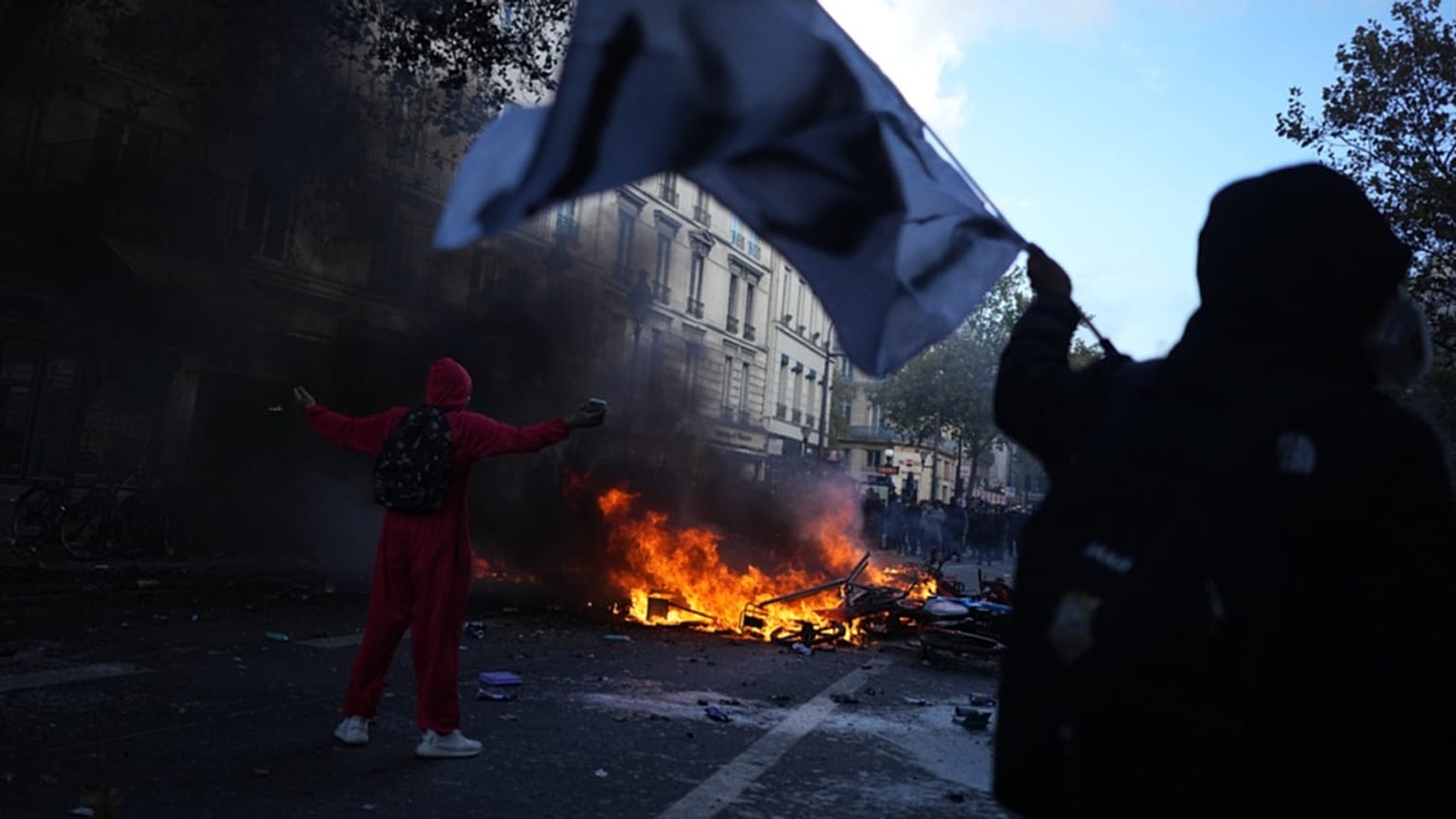 Manifestantes frente a bicicletas ardiendo durante una protesta contra el encarecimiento de la vida y en apoyo a los estudiantes, en París, 17 de octubre de 2026