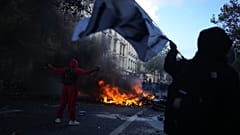 Διαδηλωτές στέκονται μπροστά σε φλεγόμενα ποδήλατα σε διαδήλωση κατά του αυξανόμενου κόστους ζωής, στο πλευρό φοιτητών, στο Παρίσι, 17 Οκτωβρίου 2026