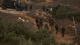 عناصر من القوات الإسرائيلية بين أشجار الزيتون عقب اعتداء شنه مستوطنون خلال موسم القطاف في قرية أبو فلاح بالضفة الغربية، الجمعة 16 أكتوبر/تشرين الأول 2026