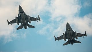 Ρουμανικά μαχητικά F-16 πετούν κατά τη διάρκεια άσκησης αεροπορικής αστυνόμευσης στη βάση Μπορτσέα 86.
