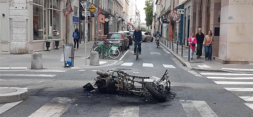 Abgefackeltes Motorrad in Lyon
