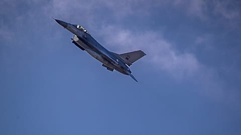 Un cazabombardero F-16 del Ejército portugués participa en el ejercicio militar lituano-polaco Brave Griffin 24/II, en 2024.