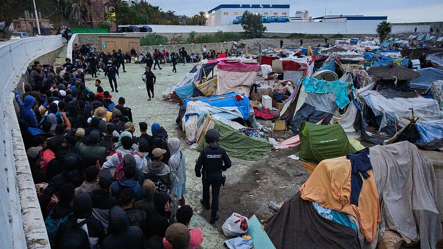 Imágenes de un asentamiento de inmigrantes en una playa de Ceuta