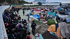 Imágenes de un asentamiento de inmigrantes en una playa de Ceuta