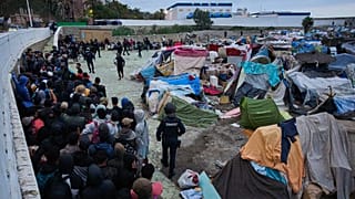 Imágenes de un asentamiento de inmigrantes en una playa de Ceuta