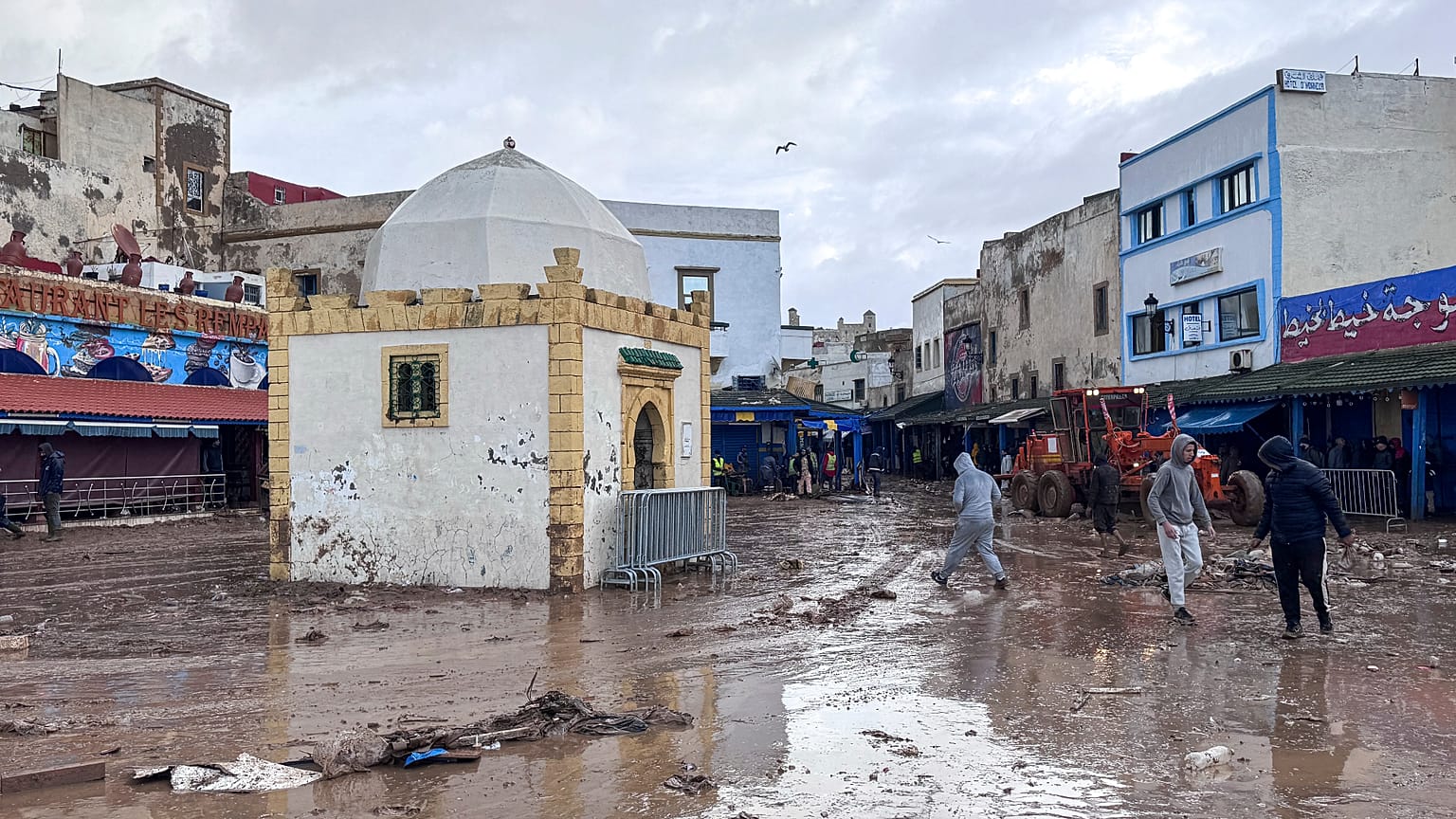 الناس يتفقدون الأضرار الناجمة عن الفيضانات المفاجئة في آسفي بالمغرب، الاثنين 15 ديسمبر 2025. (AP Photo/عبد الرزاق غواش)