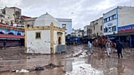 الناس يتفقدون الأضرار الناجمة عن الفيضانات المفاجئة في آسفي بالمغرب، الاثنين 15 ديسمبر 2025. (AP Photo/عبد الرزاق غواش)