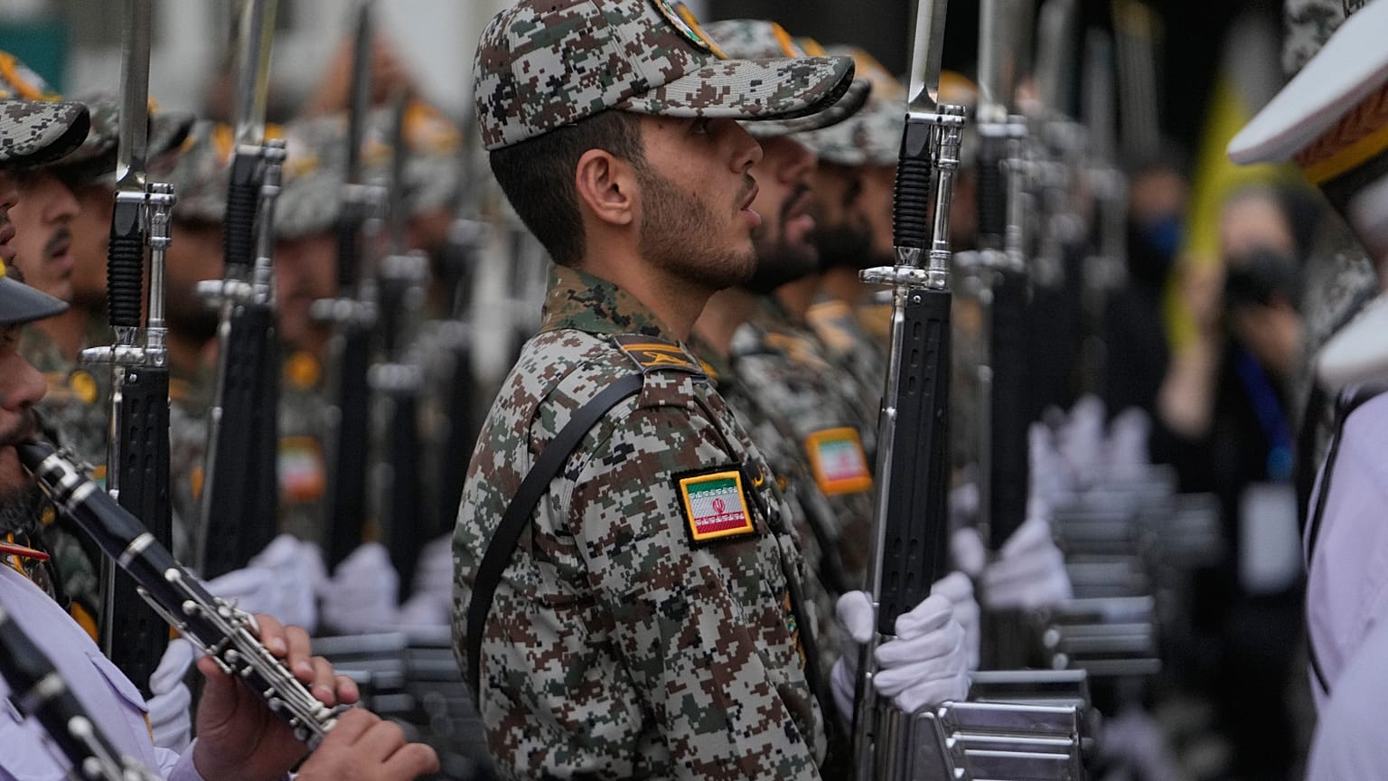 طلاب الجيش الإيراني يغنون النشيد الوطني خلال حفل افتتاح أحد مراكز التدريب العسكري