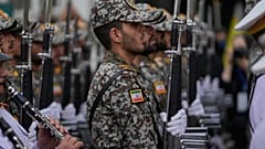 طلاب الجيش الإيراني يغنون النشيد الوطني خلال حفل افتتاح أحد مراكز التدريب العسكري