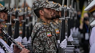 طلاب الجيش الإيراني يغنون النشيد الوطني خلال حفل افتتاح أحد مراكز التدريب العسكري