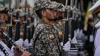طلاب الجيش الإيراني يغنون النشيد الوطني خلال حفل افتتاح أحد مراكز التدريب العسكري