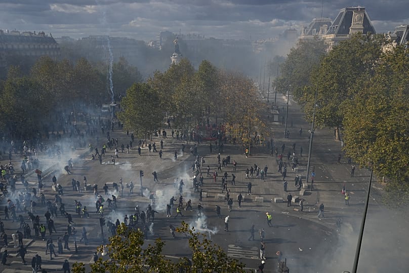 Demonstrierende geraten mit der Polizei aneinander während eines Protests gegen steigende Lebenshaltungskosten, bei dem sie sich den Forderungen von Studierenden anschließen, in Paris, Samstag, 17. Oktober 2026.