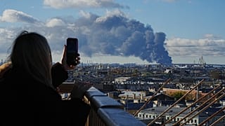 Dym unosi się nad Petersburgiem w następstwie ukraińskich ataków dronów na strefę przemysłową, 18 października 2026 r.