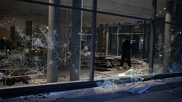 Lyon şiddetli hayat pahalılığı protestolarının ardından yıkım manzaralarıyla uyandı