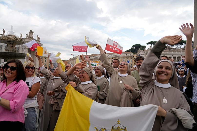 Gläubige auf dem Petersplatz für Papst Leo XIV nach dem Krankenhausaufenthalt, 18. Oktober 2026