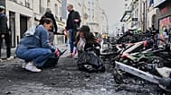 Paris’te, artan yaşam maliyetlerini protesto edip öğrencilerin taleplerine destek veren gösteriden bir gün sonra, yanmış bisikletlerin yanında sokak temizleniyor.
