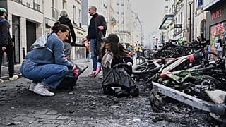 Paris’te, artan yaşam maliyetlerini protesto edip öğrencilerin taleplerine destek veren gösteriden bir gün sonra, yanmış bisikletlerin yanında sokak temizleniyor.