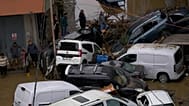 İstanbul'da şiddetli yağışların yol açtığı sellerin ardından bölge sakinleri, devrilmiş araçların ve etrafa saçılmış enkazın arasında yürüyor, 15 Ekim 2026.
