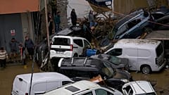 ساکنان منطقه پس از سیلابهای ناشی از بارش شدید در استانبول، میان خودروهای واژگون‌شده و آوار پراکنده قدم می‌زنند، ۱۵ اکتبر ۲۰۲۶.